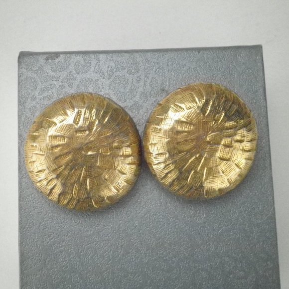 Vintage Castle Cliff Textured 1.25" Round Earrings Clip On - Picture 2 of 7